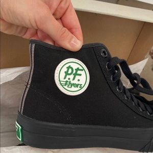 Men’s 7.5 Shoes (women’s 8.5)